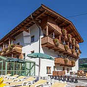 © Landhotel Tirolerhof/ Thomas Trinkl - vom Schwimmbad aus erreichbare Liegewiese 