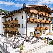 © Landhotel Tirolerhof/ Thomas Trinkl - vom Schwimmbad aus erreichbare Liegewiese 