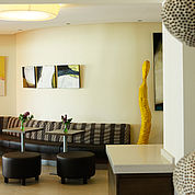 © Landhotel Birkenhof/ Helmreich - der Loungebereich in der Lobby 