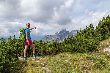 Wanderin mit Blick auf die Bischofsmütze, (c) TVB Filzmoos