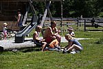 Am Spielplatz die Zeit geniessen Am Spielplatz die Zeit geniessen