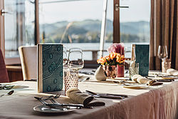 Fruehstueck mit Seeblick im Landhotel Das Traunsee Fruehstueck mit Seeblick im Landhotel Das Traunsee
