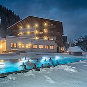 Landhotel Alpenhof Winteraufnahme Aussenpool Kinder 