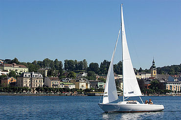 Segelboot am See vor Schloss Ort, (c) Berösterreich Tourismus GmbH Hermann Erder