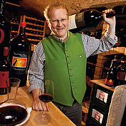© LH Forsthof - Der Chef des Hauses im Weinkeller 