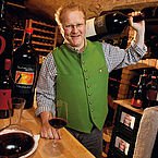 Gastgeber Reinhold Baumschlager in seinem Weinkeller Gastgeber Reinhold Baumschlager in seinem Weinkeller