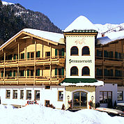 © Landhotel Strasserwirt - Hotelansicht Winter 