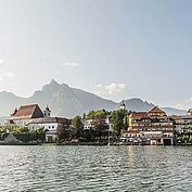 Kloster Traunkirchen und Landhotel Das Traunsee auf der malerischen Halbinsel