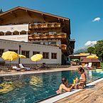 Landhotel Alpenhof - Hotelfreibad - Ansicht Hotel Sommer 