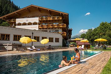 Landhotel Alpenhof - hoteleigener Pool mit Liegewiese
