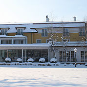 © Landhotel Birkenhof - Hotelansicht Winter vom verschneiten Garten 
