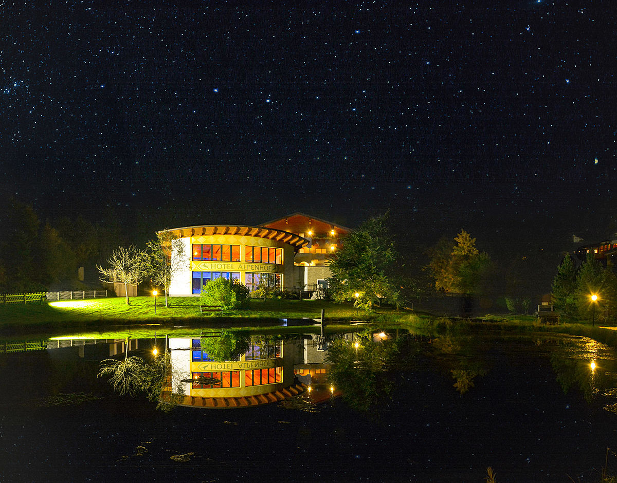 Landhotel Alpenhof Hotelansicht Nacht 