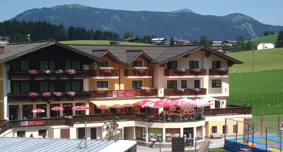 Landhotel Traunstein - Hotelansicht Sommer 