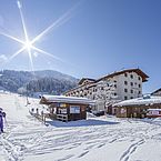 Landhotel Tirolerhof der Aussenbereich mit Skilift und Stadlbar