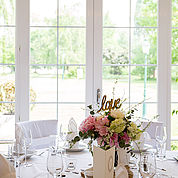 festlich-gedeckter-Hochzeitstisch-mit-Blick-in-den-Garten