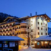 © Landhotel Tirolerhof/ Thomas Trink - Hotelansicht im Winter bei Nacht 