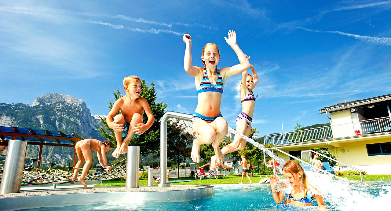 © Landhotel Traunstein - Badespass im nahegelegenen Freibad.