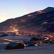 beleuchtete Naturrodelbahn bei Nacht 