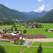 © Landhotel Strasserwirt - Sommer Panorma Hotelansicht 