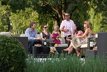 © Landhotel Birkenhof/ Helmreich - gemuetliche Lounge im hoteleignen Garten 