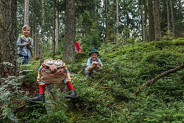  Kinder im Wald auf Erkundungstour © Tirol Werbung