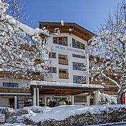 Landhotel Tirolerhof Aussenansicht Winter Hoteleingang 