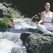 Yoga am Bach im Urlaub in Österreich