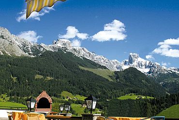 © Landhotel Salzburger Dolomitenhof - Hotelterrasse mit Blick auf die Bischofsmuetze 