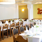 festlich-gedeckte-Tafel-im-Landhotel-Birkenhof