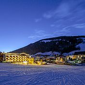 Landhotel Tirolerhof bei Nacht im Winter 