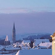 © Landhotel Mader - Winteransicht über den Dächern von Steyr 