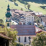 © Landhotel Tirolerhof/ Thomas Trinkl - Blick auf den Tirolerhof mit Pfarrkirche