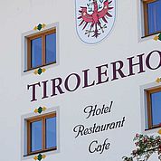 © Landhotel Tirolerhof/ Thomas Trinkl - An der Hotelfassade der Tiroler Adler 