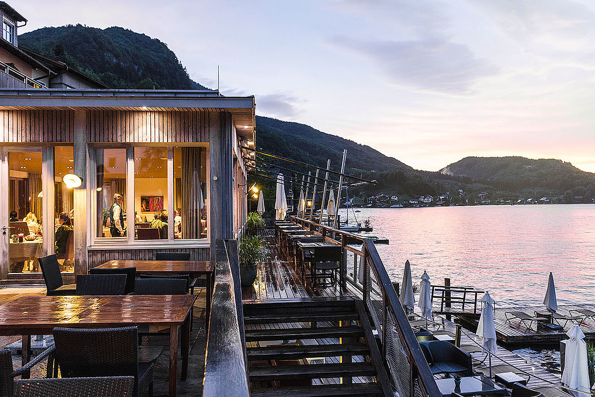 Restaurant-Bootshaus-in-abendlicher-Stimmung-direkt-am-Traunsee