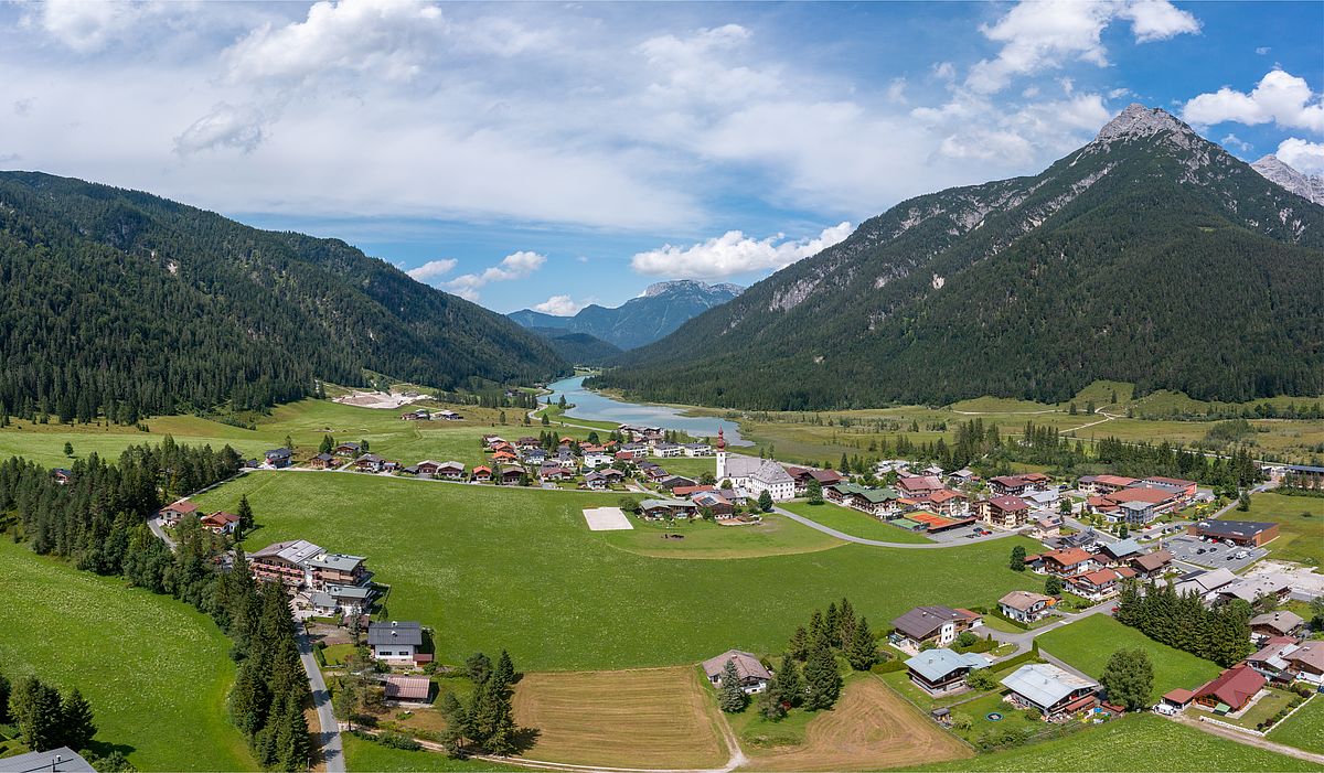 Das Dorf St. Ulrich mit dem Pillersee, © Mike Jöbstl