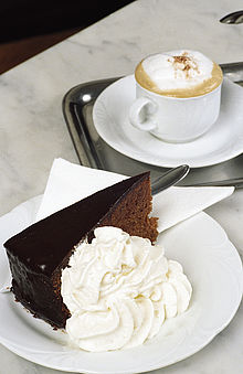 ©WienTourismus/Peter Koller  -  Sachertorte mit Schlag und Melange