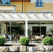 Hotelansicht-Landhotel-Birkenhof-in-Richtung-Terrasse