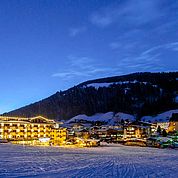 © Landhotel Tirolerhof/ Thomas Trink - Umgebung im Winter bei Nacht  