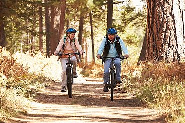 Senioren beim Radfahren