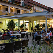 © Landhotel Birkenhof/ Helmreich - Abendstimmung im Gastgarten 