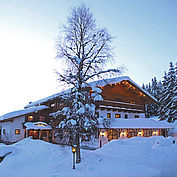 Landhotel Edelweiss - weihnachtlich, tief verschneit