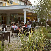 gemuetlicher-Tagesausklang-auf-der-Terrasse-im-Landhotel-Birkenhof