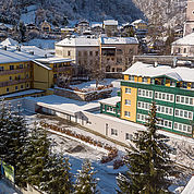 Hotel im Winter von oben