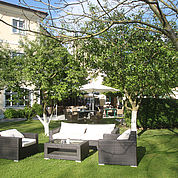 © Landhotel Eichingerbauer - Aussenansicht Garten mit Lounge