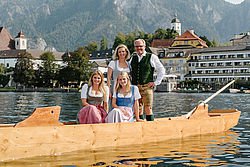 Wolfgang und Monika Groeller mit Toechtern Marie und Joesfine Wolfgang und Monika Groeller mit Toechtern Marie und Joesfine