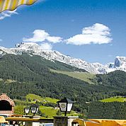 © Landhotel Salzburger Dolomitenhof - Hotelterrasse mit Blick auf die Bischofsmuetze 