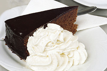 ©WienTourismus/Peter Koller  -  Sachertorte mit Schlag