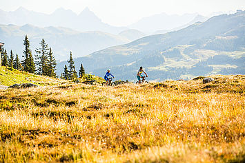 Zwei E-Bike Fahrer in den Kitzbüheler Alpen, © Mirja Geh / Eye 5