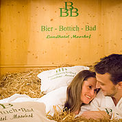 © Landhotel Moorhof - Bier Bottich Bad Pärchen