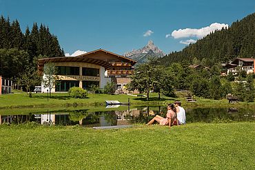 Landhotel Alpenhof mit der Bischofsmütze im Hintergrund